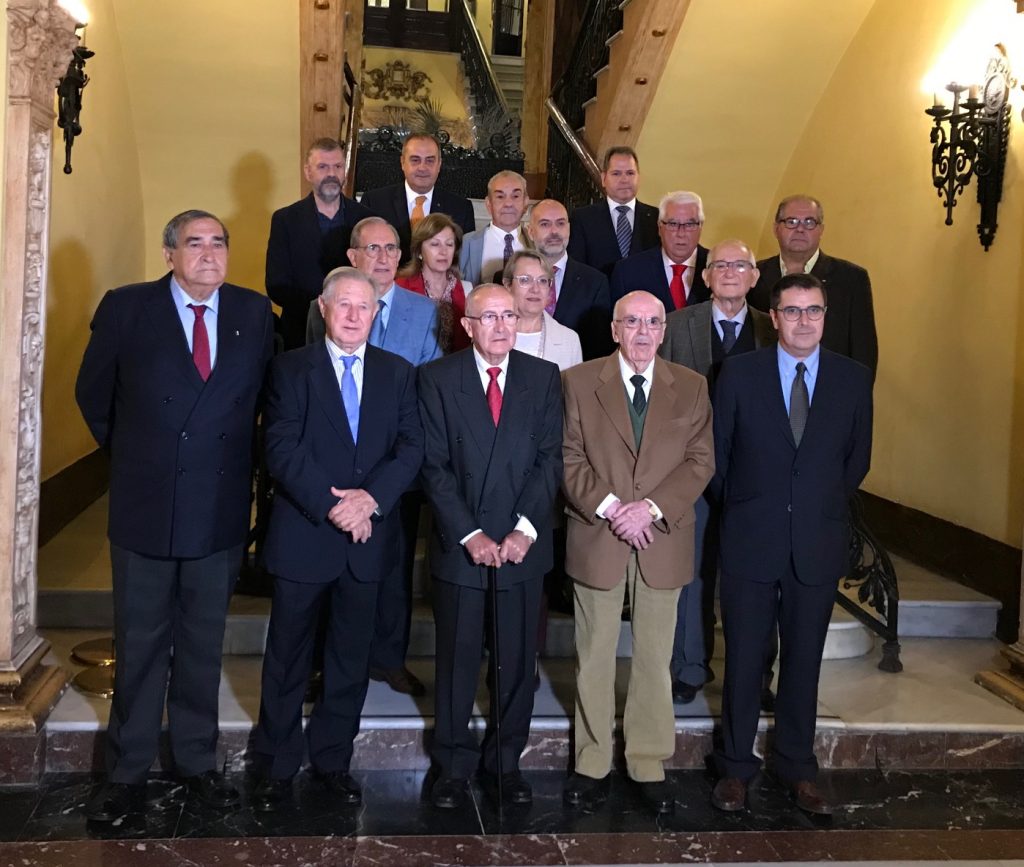 El Real Casino Antiguo distingue con su insignia de oro y diamantes a los socios que cumplen 50 años en la institución