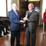 El Real Casino Antiguo distingue con su insignia de oro y diamantes a los socios que cumplen 50 años en la institución